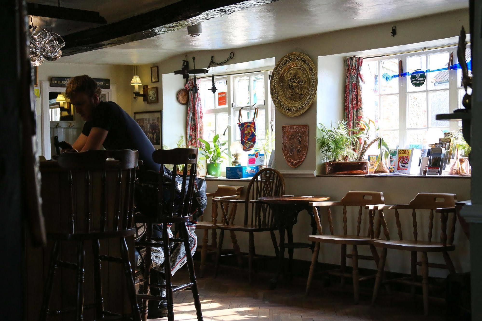 The Crown Inn Gayton  Kültér fotó