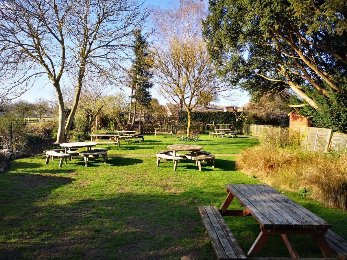 The Crown Inn Gayton  Kültér fotó